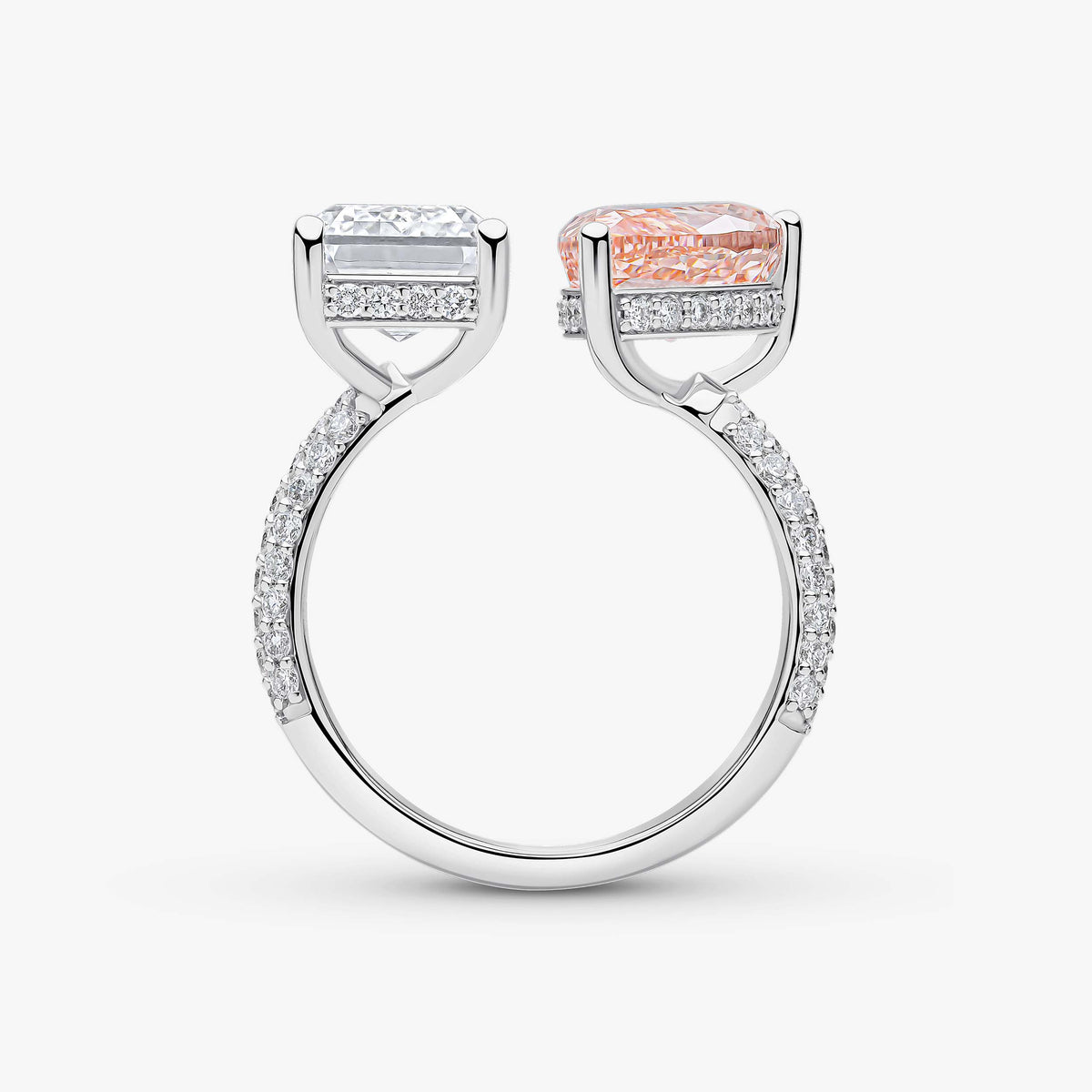Bague en diamant rose taille poire et émeraude