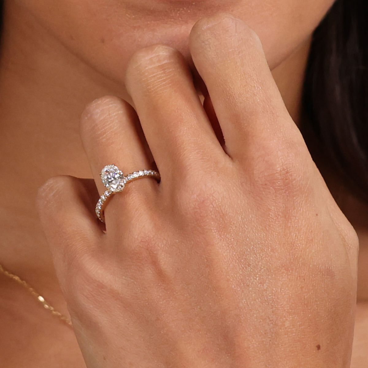 Bague ovale à halo caché, pavée sur l'anneau